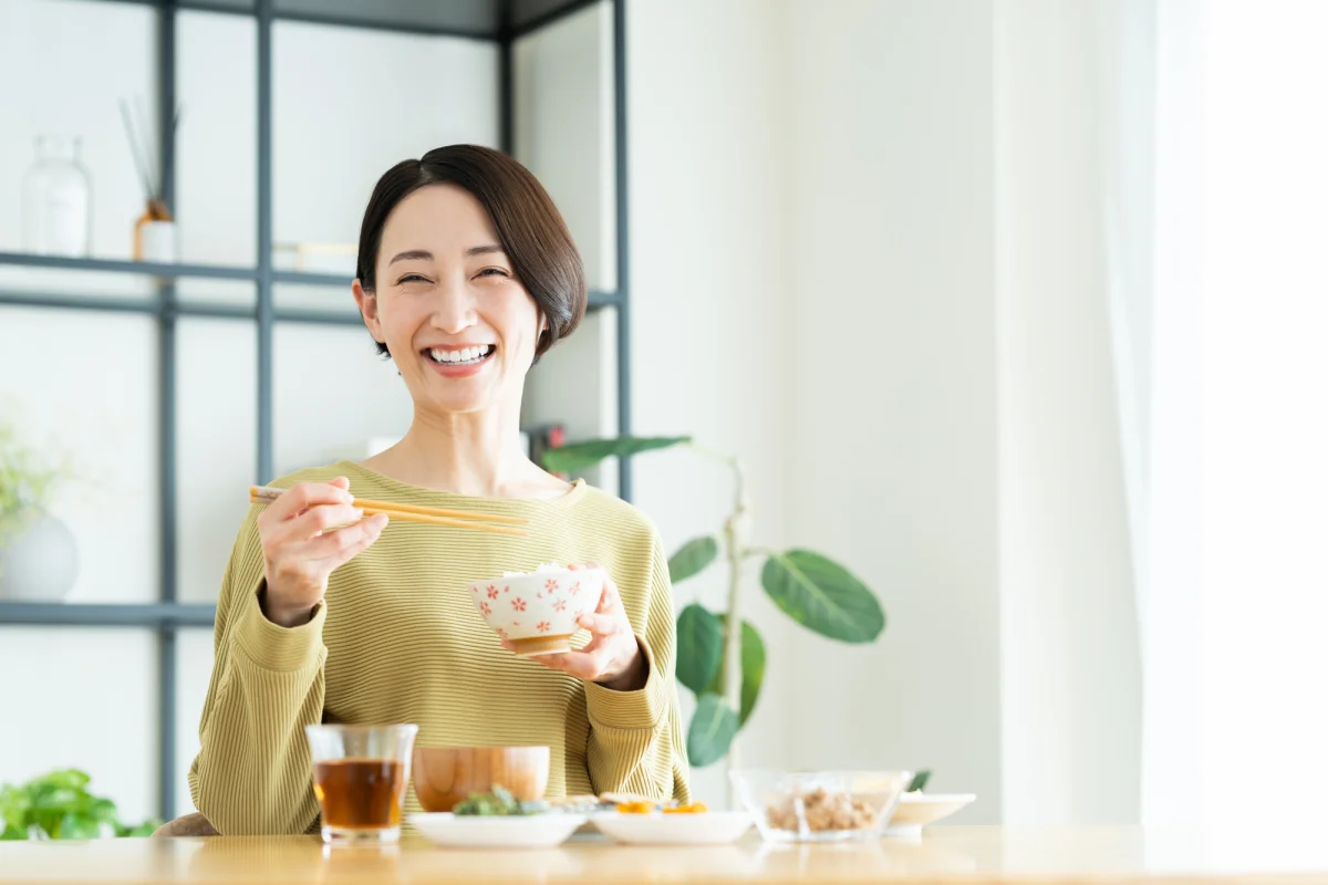 食事を楽しむ女性