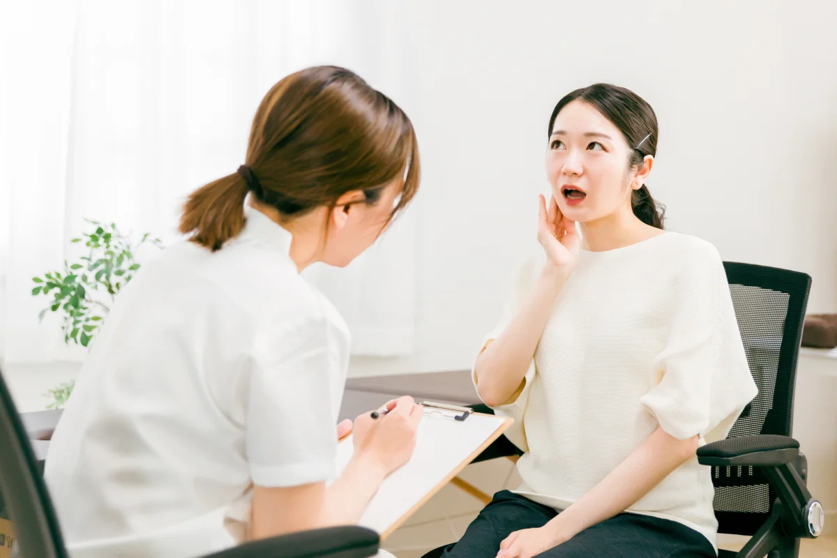 噛み合わせについてカウンセリングを行う様子
