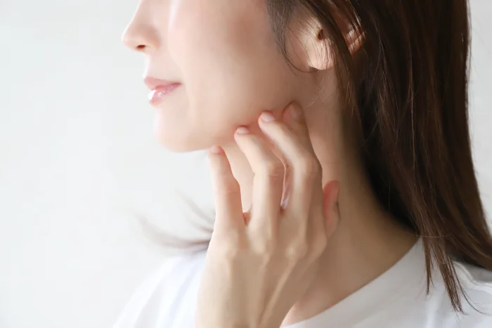 顎の動きを確認する女性